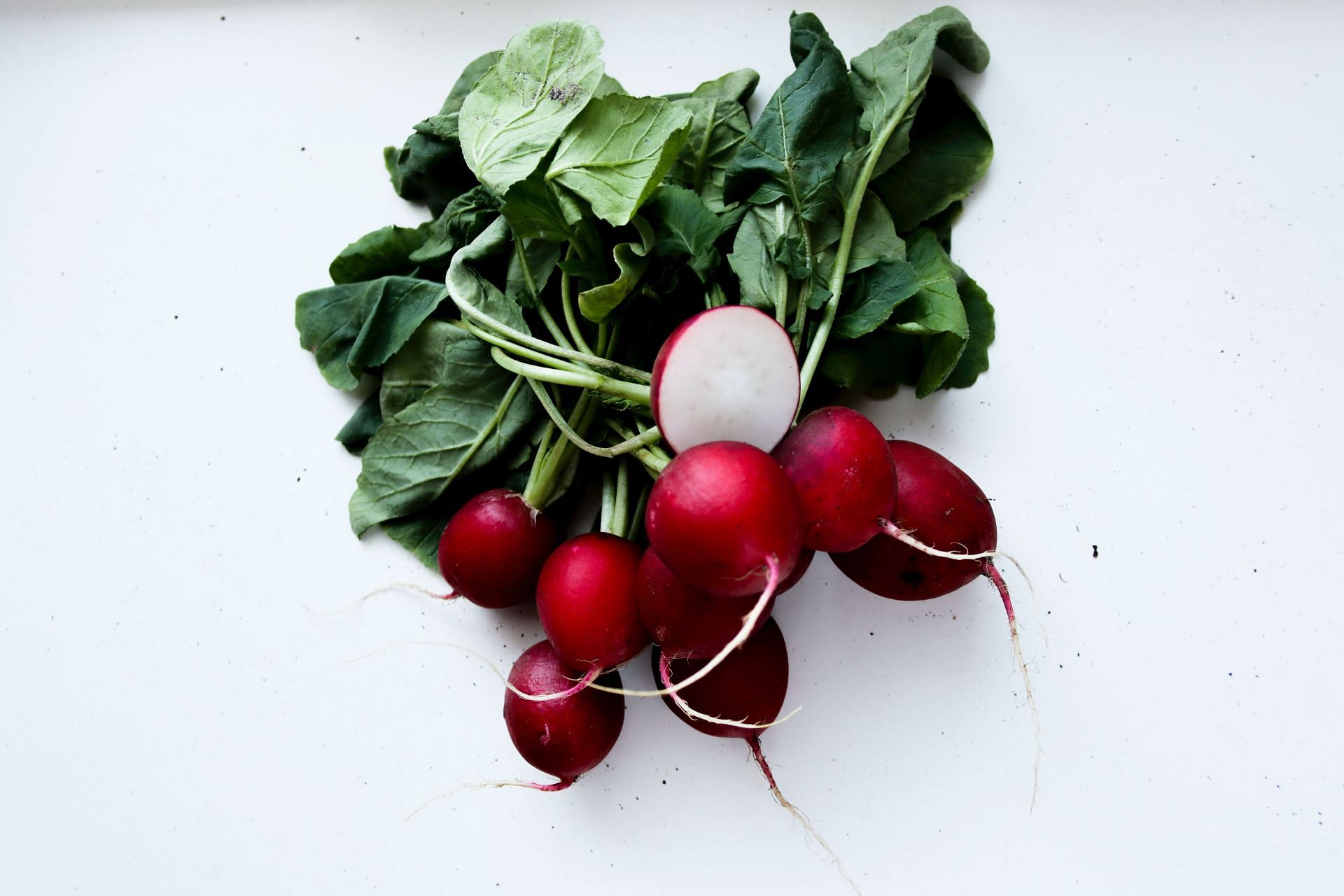 Radishes can also grow in freezing temperatures (Image via Unsplash/Jo Lanta)